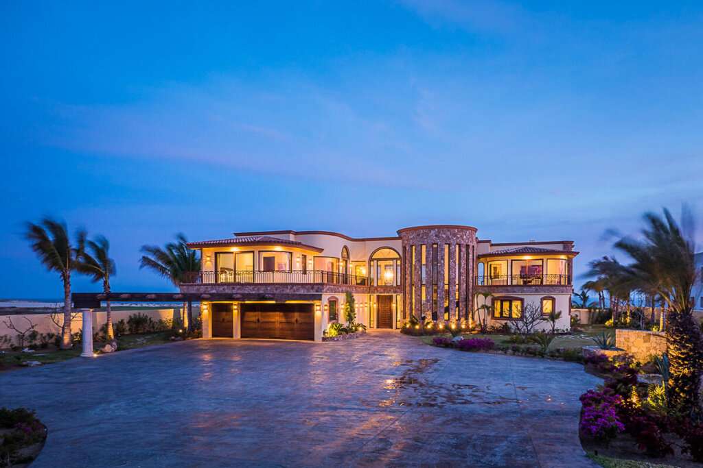Cabo Luxury West Enclave Ritz-Carlton West Enclave, Ritz-Carlton Reserve Residence 10 offers an exceptional blend of modern luxury and serene coastal living. These single-level indoor/outdoor residences are thoughtfully designed to provide privacy and tranquility. Featuring expansive floor-to-ceiling windows, the homes showcase breathtaking for sale