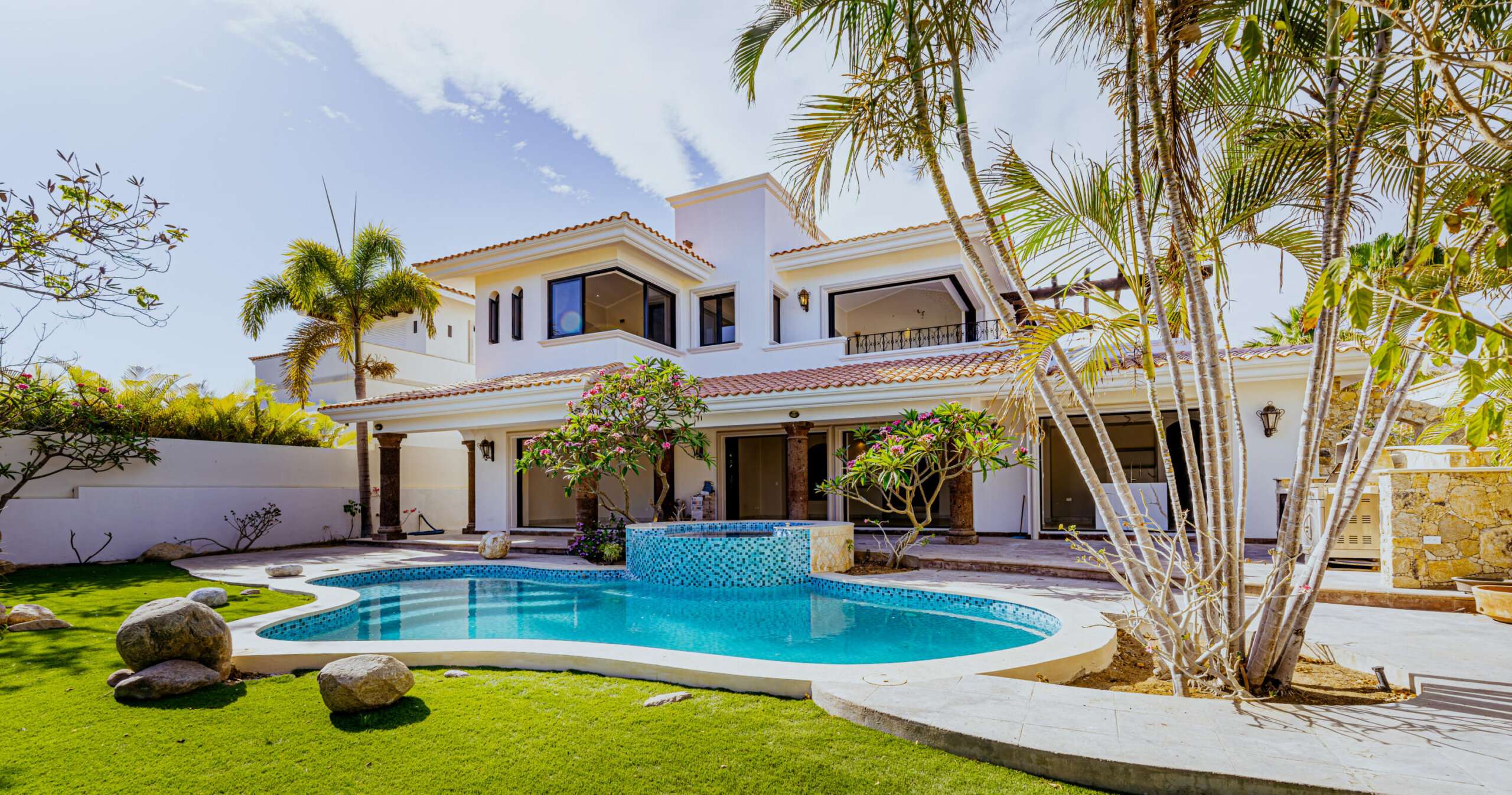 Cabo Luxury Palmilla Estates Recently reimagined with a refined, modern sensibility, this 4-bedroom, 4.5-bath residence plus newly-built guest casita and offers an effortless blend of comfort and design. Framed by sweeping – 13 Palmilla Estates, San Jose Corridor, BS