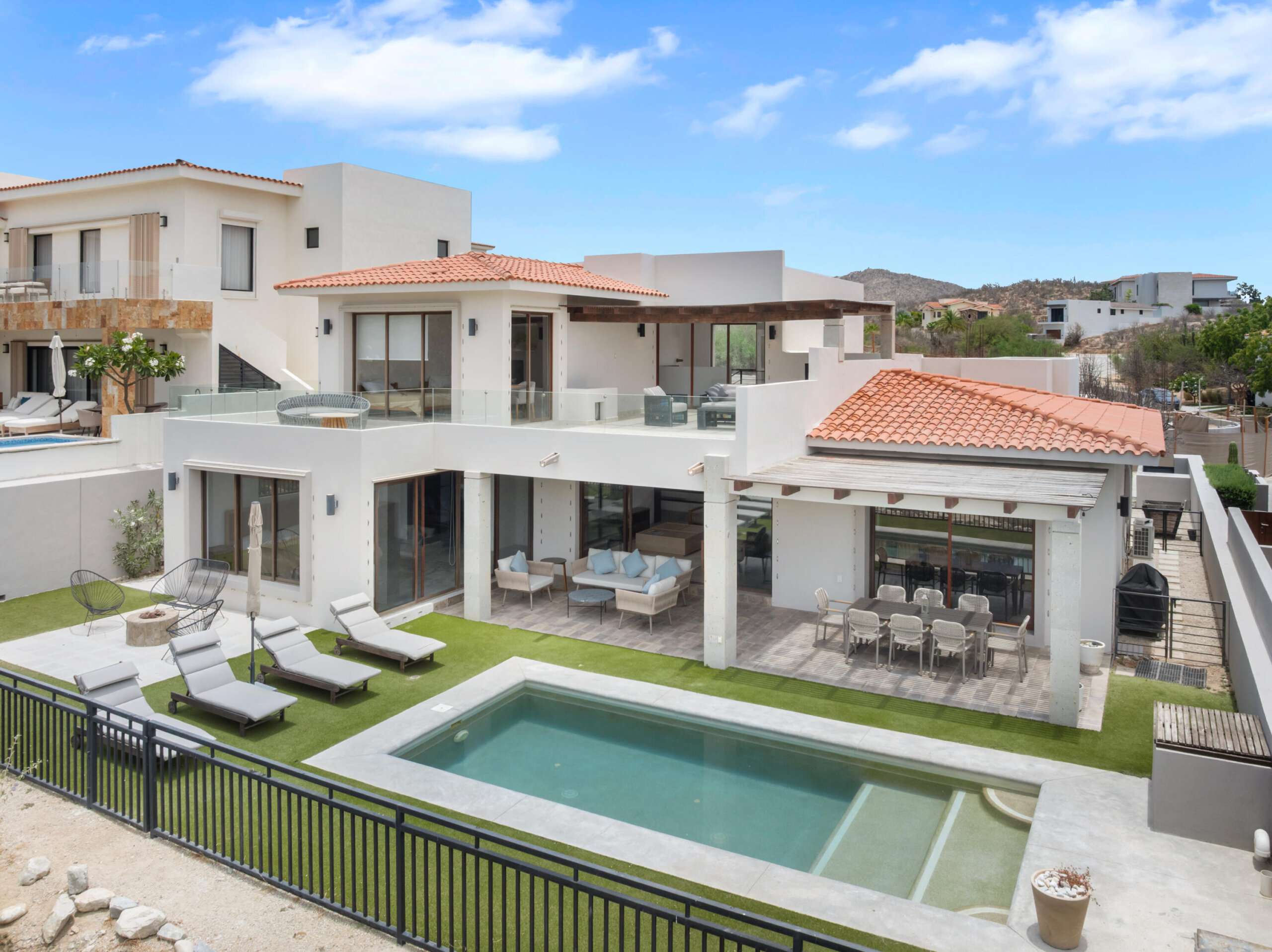 Cabo Luxury Los Valles An exceptional opportunity in the exclusive Los Valles community at Club Campestre San José. Perfectly positioned just steps from the iconic 17th green and only a few yards from the signature 18th hole, this beautifully furnished residence offers stunning golf course – Los Valles, San Jose del Cabo, BS
